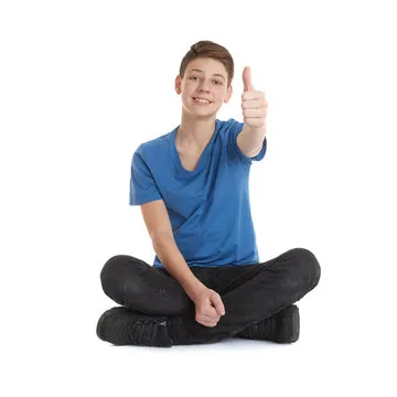 使用手机查看体育内容的年轻用户